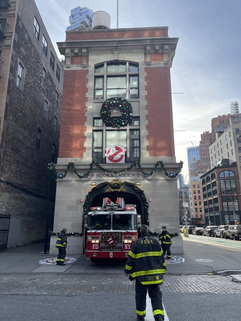 Maglietta Ghostbusters Ufficiale Donna – New York City – Grigio Scuro, Licenza Originale, Prodotta In Gran Bretagna